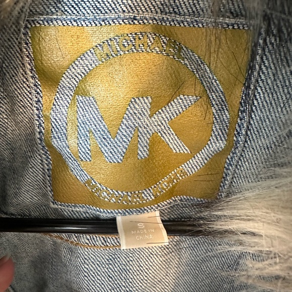 MICHAEL KORS faux fur collared cropped jean jacket - Picture 7 of 8